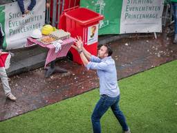Eierwerpen in Princenhage. (foto: Stichting Evenementen Princenhage)