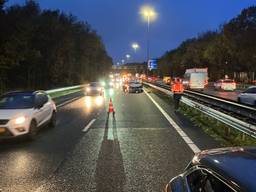 Op de A27 bij Oosterhout-Zuid botsen drie auto's op elkaar(foto: X/Rijkswaterstaat Verkeersinformatie).