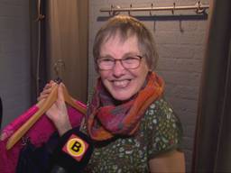 Swingen in het knalroze: Marianne in haar nopjes met vintage kerstjurk