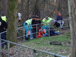 De motorcrosser is naar het ziekenhuis gebracht. Foto: SQ Vision.