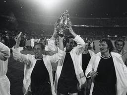 De ereronde door De Kuip. V.l.n.r.: Bakker, Graaumans, Van den Dries, Quaars, Vreijsen, Wullems, Dierckx en Blom.