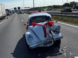 De trouwauto botste op de A2 bij de Hogt (foto: Rijkswaterstaat).