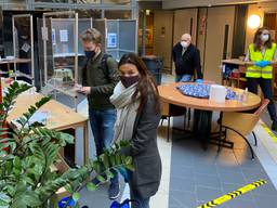 Het mobiele stembureau in verzorgingshuis De Vloed in Oisterwijk (Foto:Jan Peels)