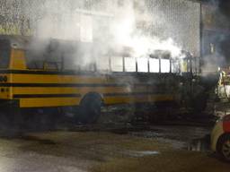 Schoolbus gaat in vlammen op, politie sluit brandstichting niet uit