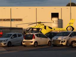 De traumahelikopter op de parkeerplaats bij Vion in Boxtel (foto: Sem van Rijssel/SQ Vision Mediaprodukties).