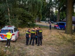 Politie en marechaussee onderzoeken de plek waar de dode man in Eindhoven werd gevonden (foto: SQ Vision Mediaprodukties).