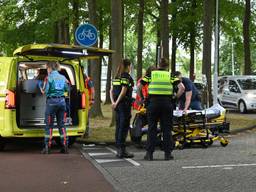 Fietsster naar ziekenhuis na botsing met auto