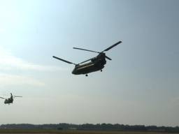 Chinooks vliegbasis Gilze-Rijen op weg naar Albanië voor blussen bosbranden