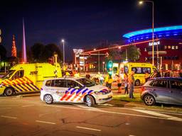 Politie, ambulancepersoneel en nieuwsgierigen op de plek waar de scooter werd aangereden (foto: Perry Roovers/SQ Vision Mediaprodukties).