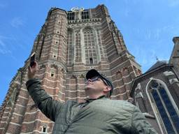 Joost Roovers, alias 'Joosterhouter', al vloggend voor de Sint-Jansbasiliek in Oosterhout (foto: Niek de Bruijn).