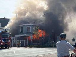 Gewonde bij zeer grote brand in cafetaria, pand volledig verwoest