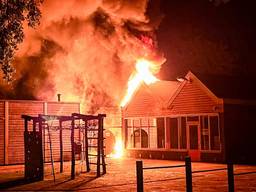 Brand basisschool Het Baken aan De Vlasakkers (Archieffoto: Gabor Heeres/SQ Vision)