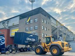 De hekken werden gestut met zeecontainers (foto: Raoul Cartens).