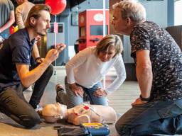 Een aantal vrijwilligers tijdens een training (foto: Philips). 