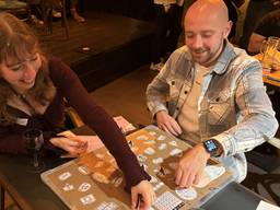 Vergeet swipen, hier zoeken 'tortelaars' de liefde door spelletjes te doen