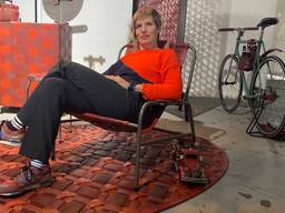 Ilse Evers in haar stoel, gemaakt van een oude brandweerslang