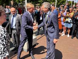 Koning Willem-Alexander schudt de hand van burgemeester Dijsselbloem (foto: Rogier van Son).