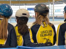 Toekomstige schaats talentjes kijken naar verrichtingen van hun heldin Ireen Wüst (foto: Jan Peels)