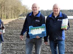 Ton en Walter Gubbels krijgen de eerste prijs overhandigd (foto: Brabants Asperge Genootschap). 