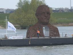 Beeld van Gerard Philips onderweg op de Waal naar Eindhoven (foto: Jan Peels)