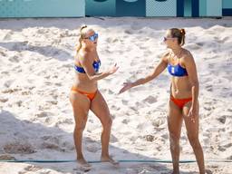 Beachvolleybalsters Raïsa Schoon en Katja Stam plaatsen zich voor achtste finale (Foto: ANP)