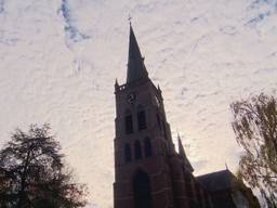 Een wolkendek boven de kerk (Foto: Omroep Brabant).