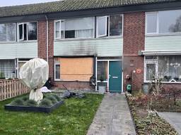 De schade aan het huis aan de straat Vaartbroek in Eindhoven is bij daglicht goed te zien. 