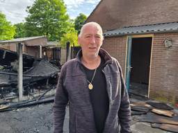 Fred beseft zich donderdagochtend pas echt dat zijn plekje verwoest is door de brand (foto: Noël van Hooft).