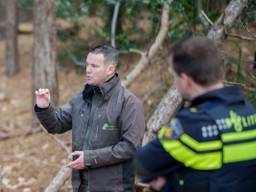 Boswachter Erik de Jonge vertelt over een drugsput bij Halsteren (foto: Interprovinciaal Overleg Provincies).