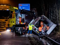 Bergingsoperatie vrachtwagen in volle gang.