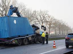 Vrachtwagen met kraan ramt viaduct A27