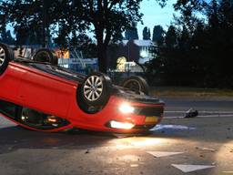 De auto kwam op het dak tot stilstand na de crash in Breda (foto: Perry Roovers/SQ Vision).