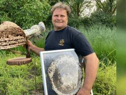 Kees met een schijf uit een eerder opgeruimd nest (foto: privé).
