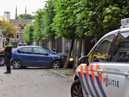 De dief crashte met de gestolen auto in de Korte Tuinstraat (foto: Toby de Kort / SQ Vision).