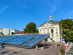 Stilte voor de 'corsostorm' voor de Markt in Zundert (foto: Raoul Cartens).