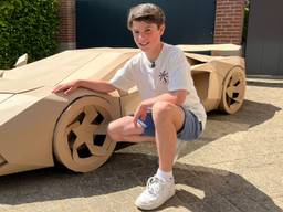 Olivier bouwde in 200 uur zijn eigen Lamborghini van karton