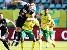 De Eindhovense doelpuntenmaker Jort van der Sande wint een kopduel van ADO-speler Jamal Amofa (foto: Orange Pictures).