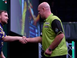 Wereldkampioen Luke Littler verslaat Michael van Gerwen in Den Bosch (foto: Kelly Deckers/PDC).