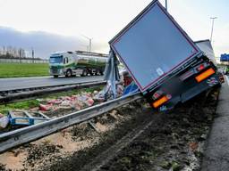 Gekantelde vrachtwagen zorgt voor problemen op A16, opruimen duurt nog uren