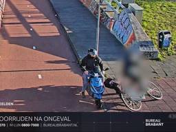 Scooter ramt fietser en rijdt door