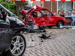 Twee auto's in de kreukels in Almkerk (Foto: Marcel van Dorst/SQ Vision)