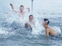 Voor veel plekken aan de Maas is weer een positief zwemadvies gegeven (foto: Provincie Noord-Brabant).