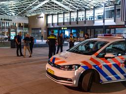 De politie bij station Tilburg (archieffoto: Iwan van Dun/SQ Vision).