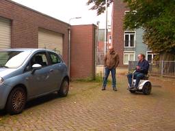 Bewoners mogen niet parkeren voor hun eigen garage. 