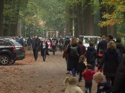 Drukte zondagmiddag in het Mastbos. (foto: Raymond Merkx)