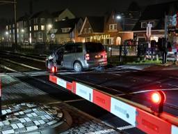 Vrouw neemt verkeerde afslag en komt met auto op spoor terecht, trein botst