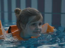 Maja werd blind geboren door een erfelijke oogaandoening (beeld: Maja groeit blind op).
