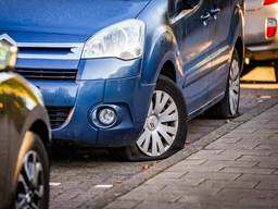 Van zeker twaalf auto's in de Mendelssohnlaan in Eindhoven werden de banden lek gestoken (foto: SQ Vision).