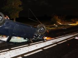 De auto raakte de berm en reed vervolgens een bebouwde kom-bord en een lantaarnpaal uit de grond (foto: SK-Media).