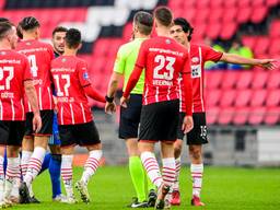PSV-spelers klagen bij scheidsrechter Danny Makkelie over de 1-2 van Mazraoui (Foto: ANP)